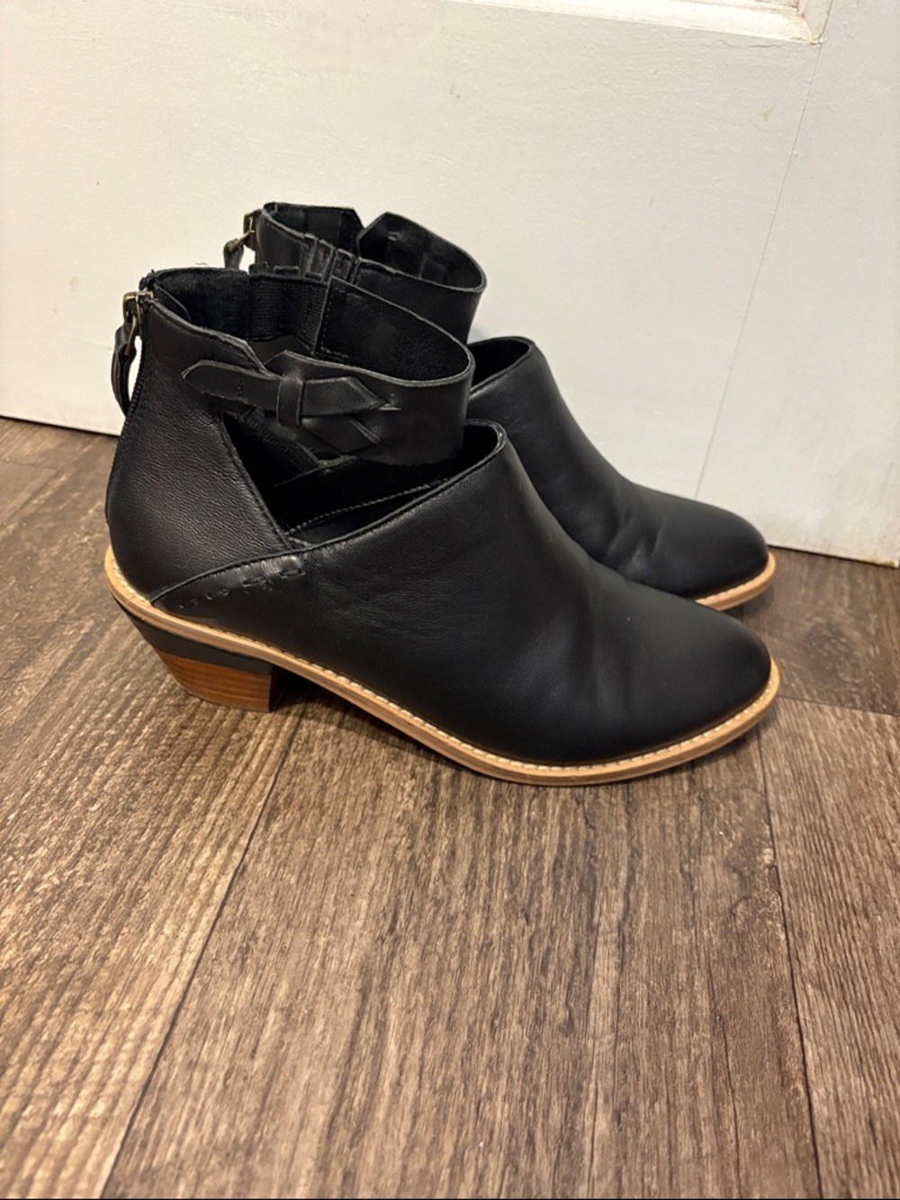 Kelsi Dagger Women's Black Leather Cutout Ankle Booties with Back Zip 6.5